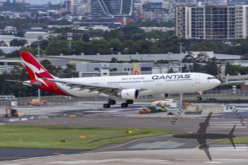 Qantas (VH-QPH) Airbus A330-303