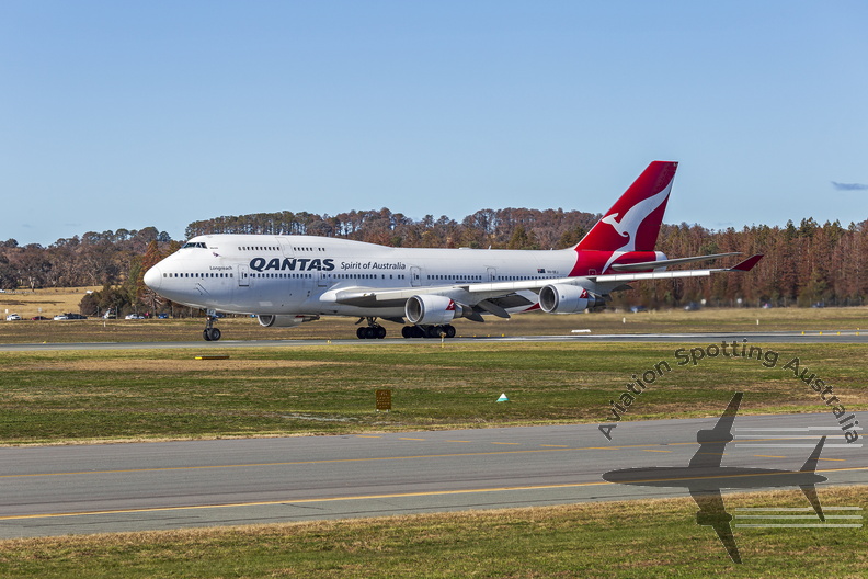 Qantas (VH-OEJ) Boeing 747-438(ER) taking off at Canberra Airport (4)